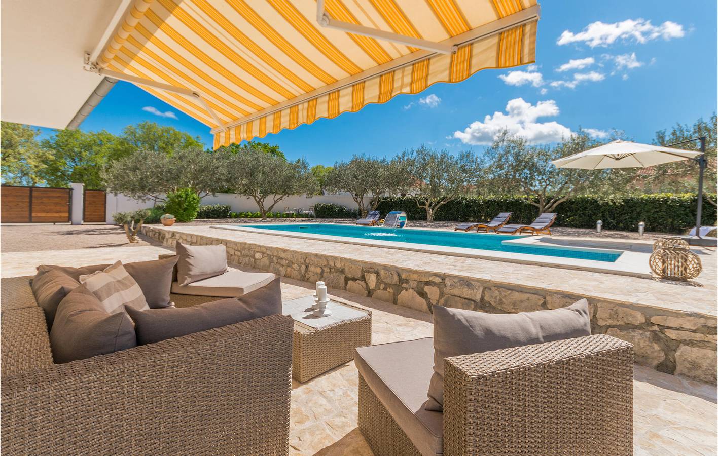 Geräumige 2-Zimmer-Wohnung mit Pool und Terrasse, 2 km vom Stadtzentrum von Kakma entfernt in Općina Polača, Zadar