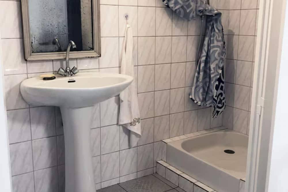 Entire apartment, Fully furnished studio with a private garden, close to shops and the Tgv station in Redon, Redon region