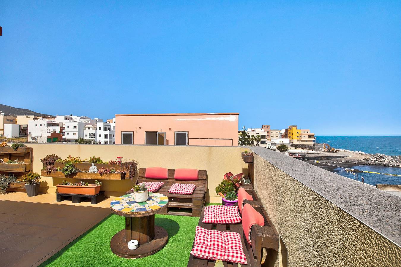 Apartamento entero, Apartamento de vacaciones 'Estudio Calima' con vistas al mar, terraza privada y Wi-Fi in Arico, Tenerife Sur