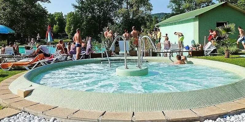 Camping pour 4 personnes, avec piscine, animaux acceptés dans l' Isère - 4