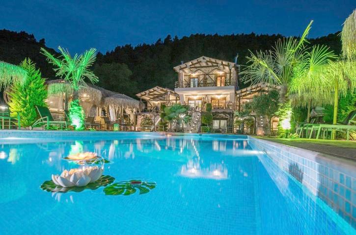 Ferienwohnung für 4 Personen, mit Balkon und Terrasse sowie Garten und Pool