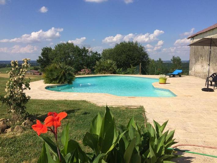 Location de vacances pour 3 personnes, avec Terrasse et Jardin ainsi que Piscine et Vue à Labarthète
