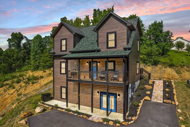 Vacation rental for 12 people, with balcony, kid friendly in Dollywood