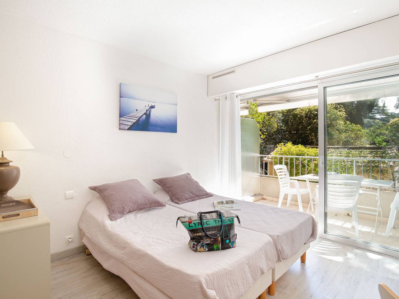 Studio entier, Studio Climatisé pour 3, Face Est, à 50m Plage et Proche Commerces in Saint-Raphaël, Massif de l'Esterel