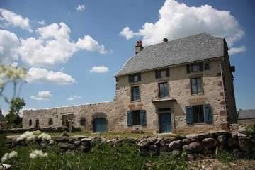 Gîte pour 20 personnes, avec terrasse et jardin à Dienne