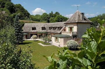 Gîte pour 15 personnes, avec jardin ainsi que jacuzzi et terrasse dans le Puy-de-Dôme