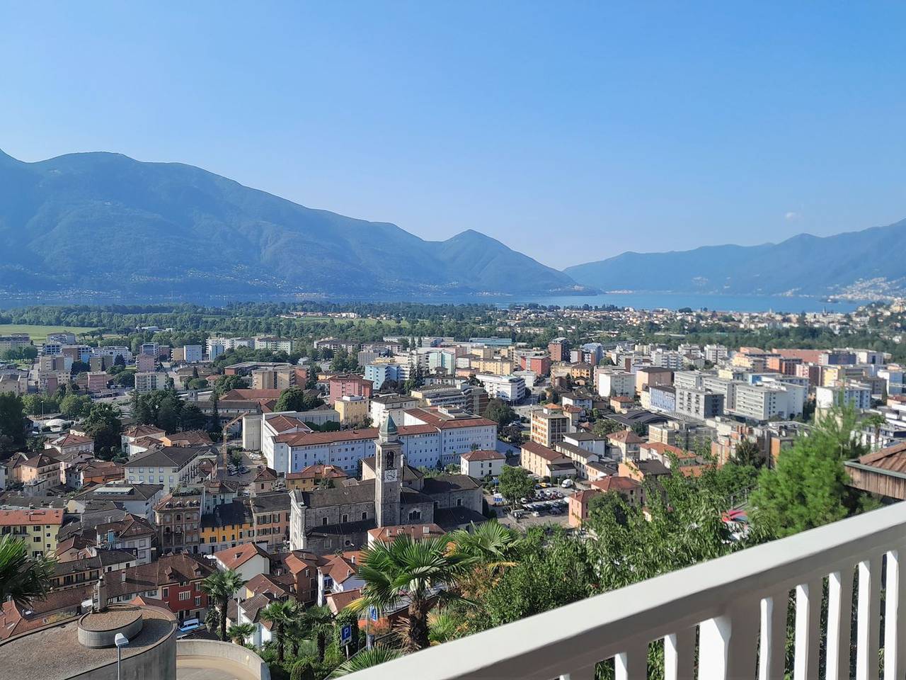 Ganze Wohnung, Grosszügige Attika-Wohnung mit Panoramablick, Gartensitzplatz und Liegewiese in Locarno, Tessiner Alpen