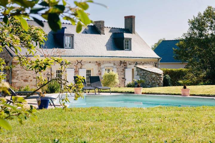 Gîte pour 2 personnes, avec terrasse et piscine ainsi que jardin et vue à Blaison-Gohier