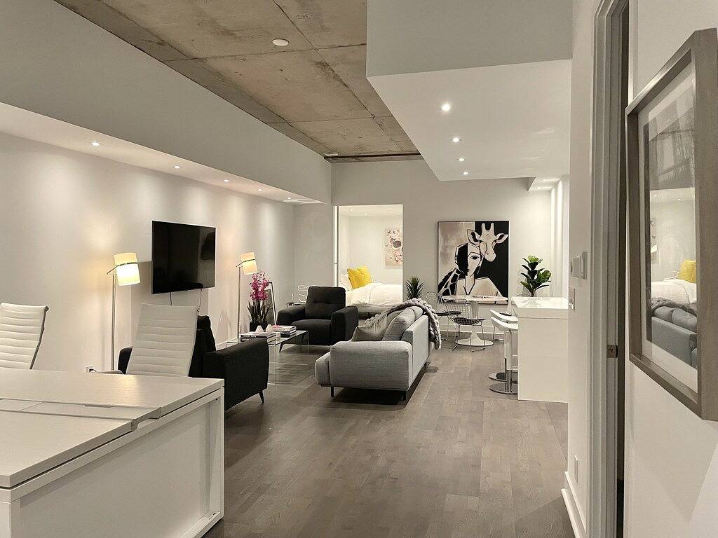 Entire apartment, 100% Walk Score! New Large, High Ceilings, Designer Luxury Open Style Live/Work! in Toronto, Lake Ontario (Canada)