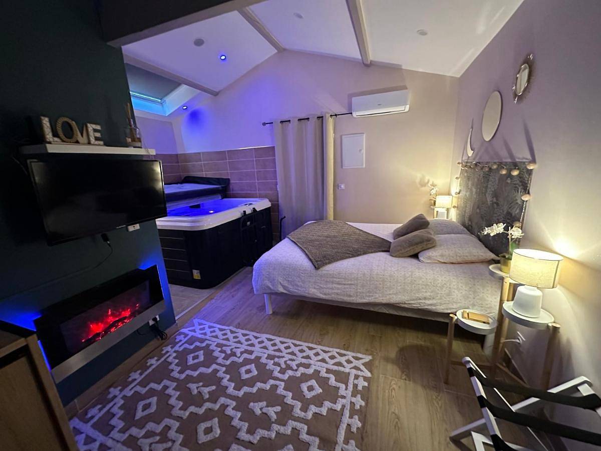 Double Room with Spa Bath in Château-Arnoux-Saint-Auban, Région de Forcalquier