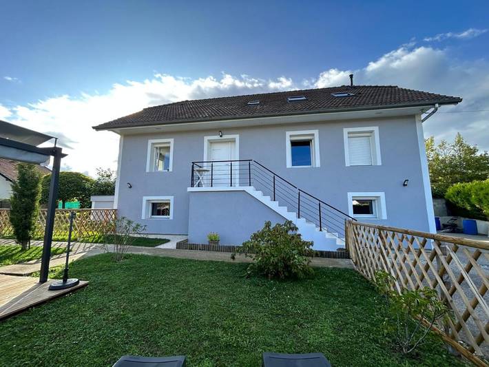 Appartement de vacances pour 8 personnes, avec vue ainsi que piscine et jardin, animaux acceptés