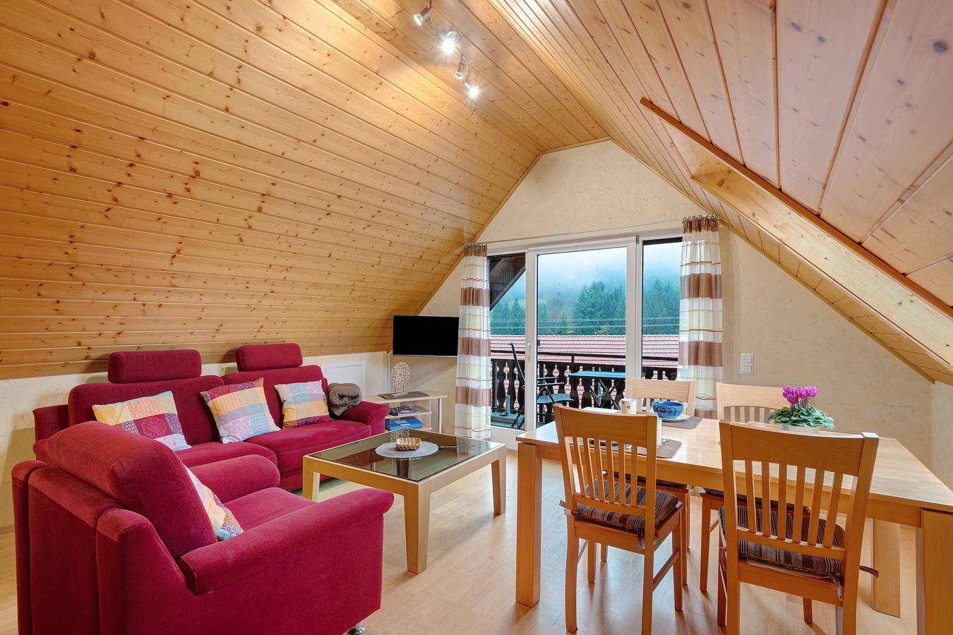 Ganze Wohnung, Ferienwohnung Rose Mit Balkon" mit Gemeinschaftsgarten, Balkon und Wi-Fi in Elzach, Mittlerer Schwarzwald