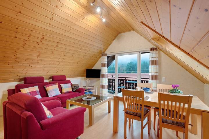 Ganze Wohnung, Ferienwohnung Rose Mit Balkon" mit Gemeinschaftsgarten, Balkon und Wi-Fi in Elzach, Mittlerer Schwarzwald