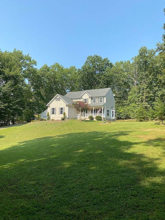 Hot Tub, Yard Games, Fire Pit, Rec Room-ping pong, air hockey, darts, billiards in Lake Anna