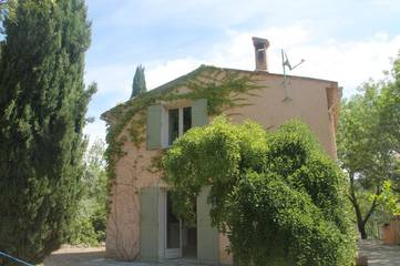 Gîte pour 4 personnes, avec vue ainsi que piscine et jardin à Taradeau