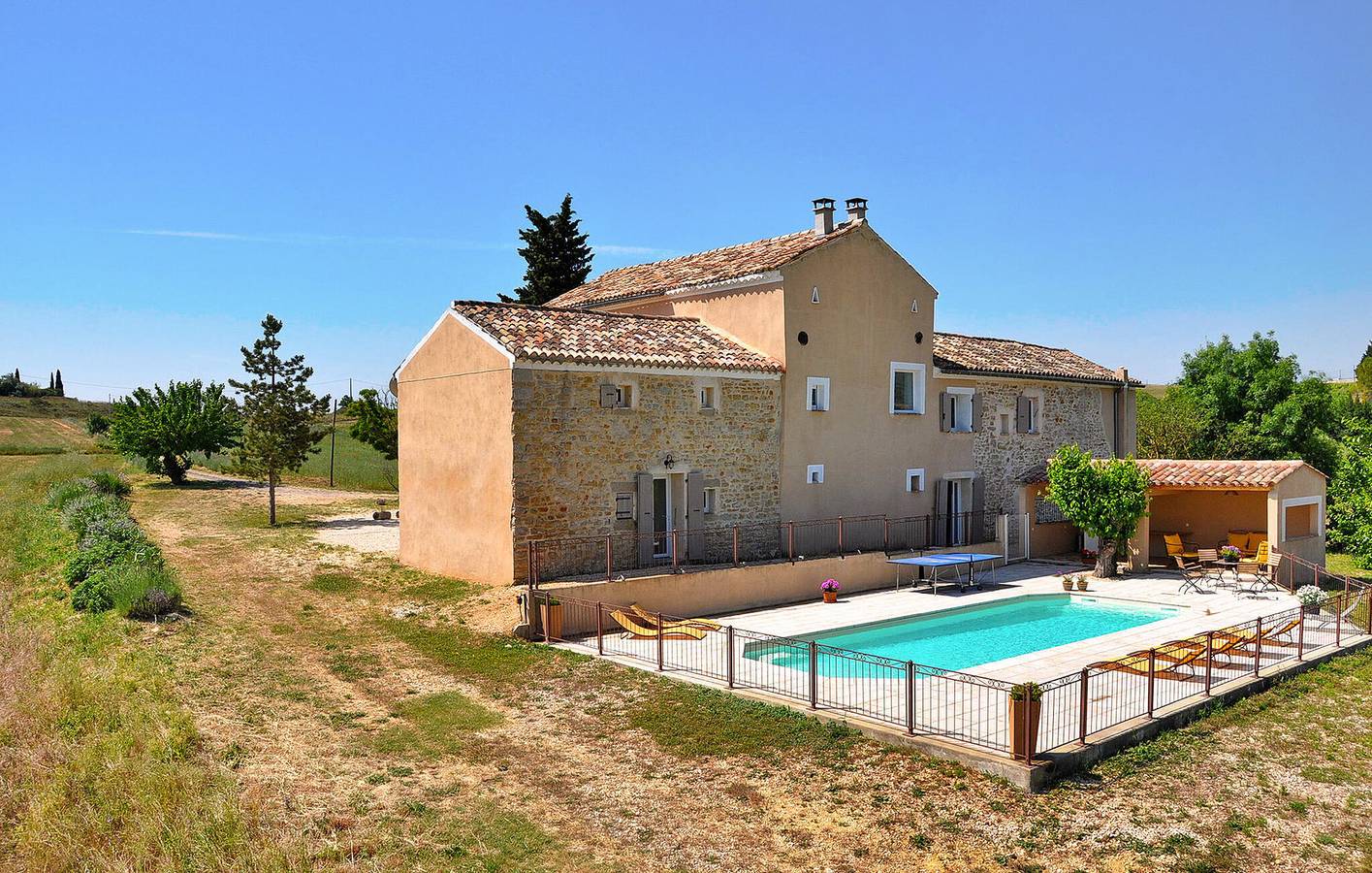 Luxuriöses Appartement: Atemberaubende Aussicht, Pool & Parkplatz in Saint-Sauveur-de-Cruzières, Cevennen