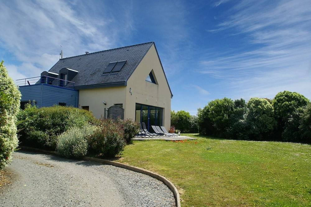 Seaside Villa with Pool in Moëlan in Moëlan-sur-Mer, Côte de Cornouaille