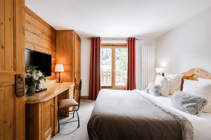 Hôtel pour 2 personnes, avec vue sur le lac ainsi que vue et balcon dans Courchevel 1300 (Le Praz) - 4