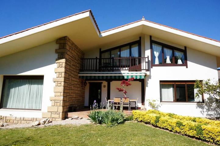 Alojamiento y desayuno para 3 personas, con Terraza y Jardín en el País Vasco
