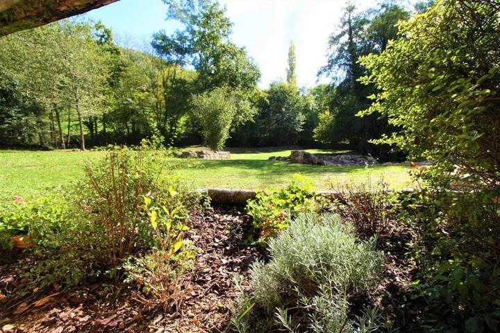 Location de vacances pour 8 personnes, avec vue et jardin ainsi que terrasse et piscine, adapté aux familles à Loze - 2