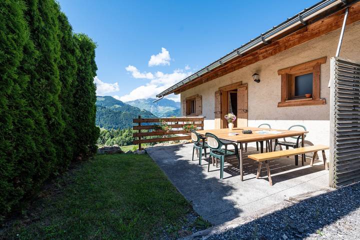 Chalet 'Le Paccaly' con vistas a la montaña, terraza privada y Wi-Fi in Crest-Voland, Albertville region