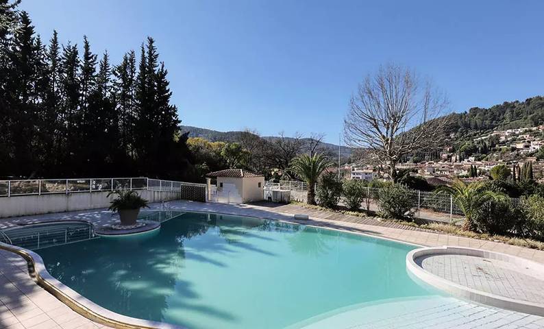 Chalet pour 5 personnes, avec piscine et terrasse