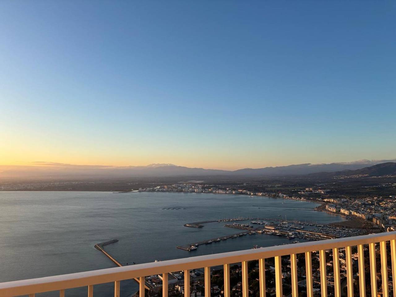 Entire apartment, Comfortable 3-bedroom apartment with air conditioning, terrace and pool in Roses in Roses, Upper Empordà