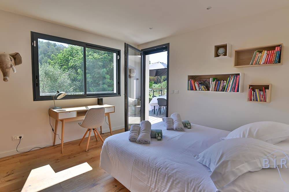 Beautiful contemporary, 200m², pool, riverside in Pégomas, Region de Cannes