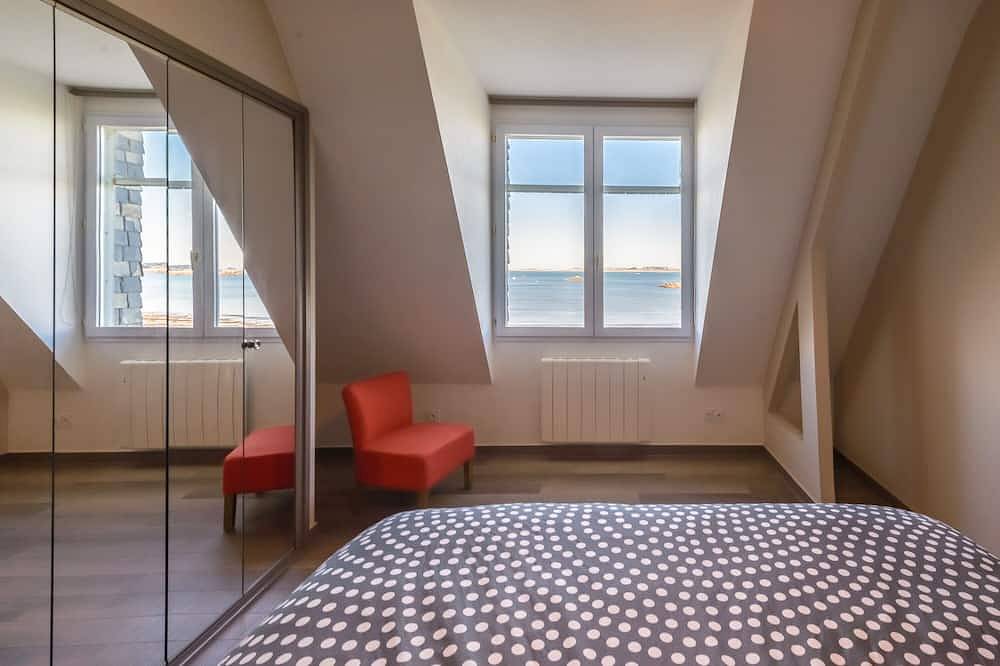 Lujosa villa, impresionantes vistas al mar, a 10 metros de la playa, 5 dormitorios, 10 personas. in Santec, Ceinture Dorée