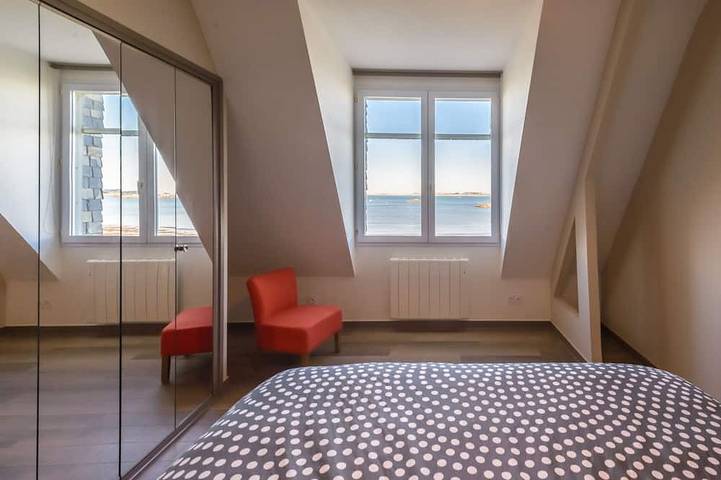 Villa luxueuse, vue imprenable  mer, à 10 mètres de la plage, 5 chambres, 10pers in Santec, Ceinture Dorée