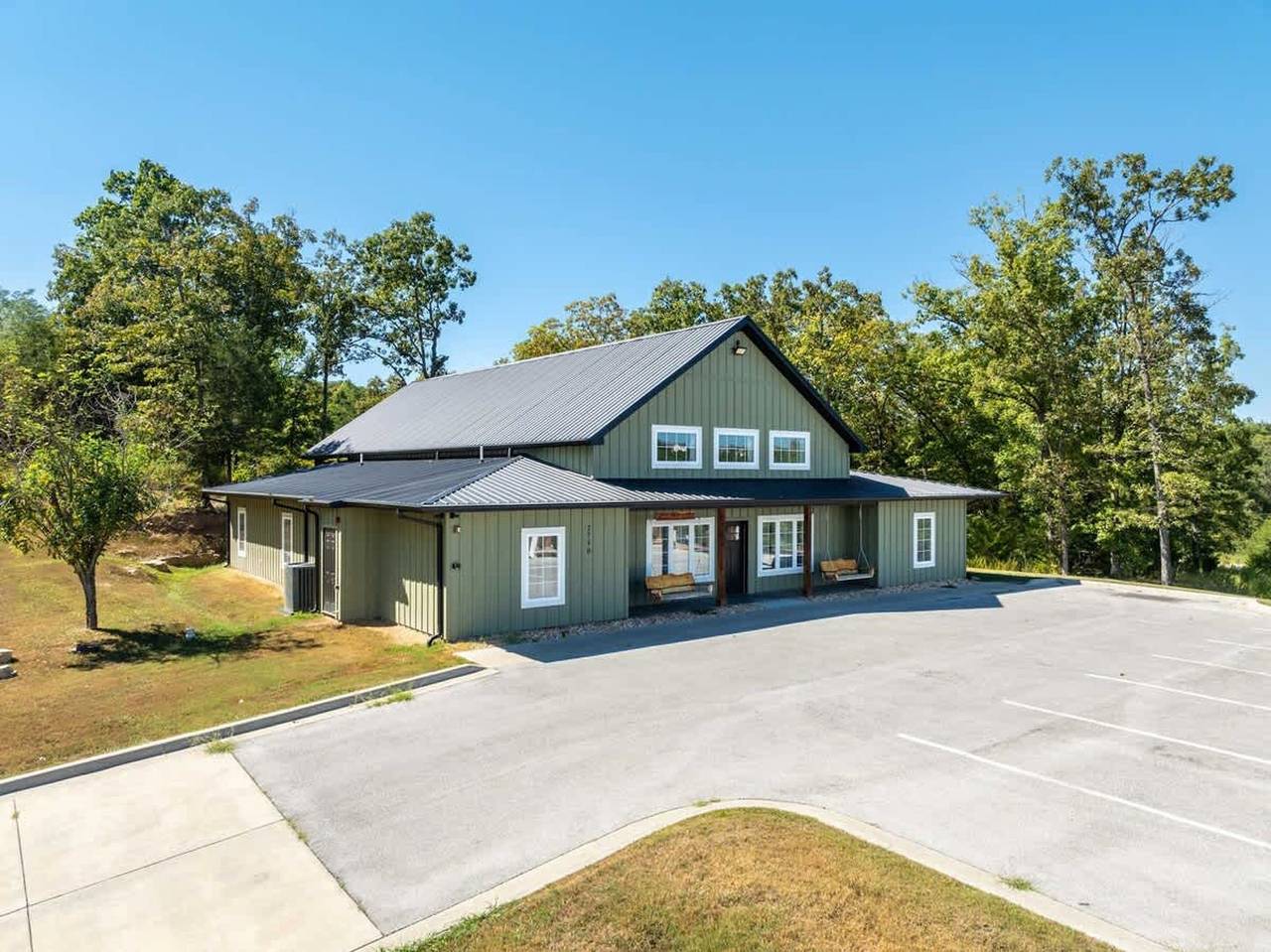 8-Bedroom Branson Retreat- Hot Tub   Porch Swings in Table Rock Lake