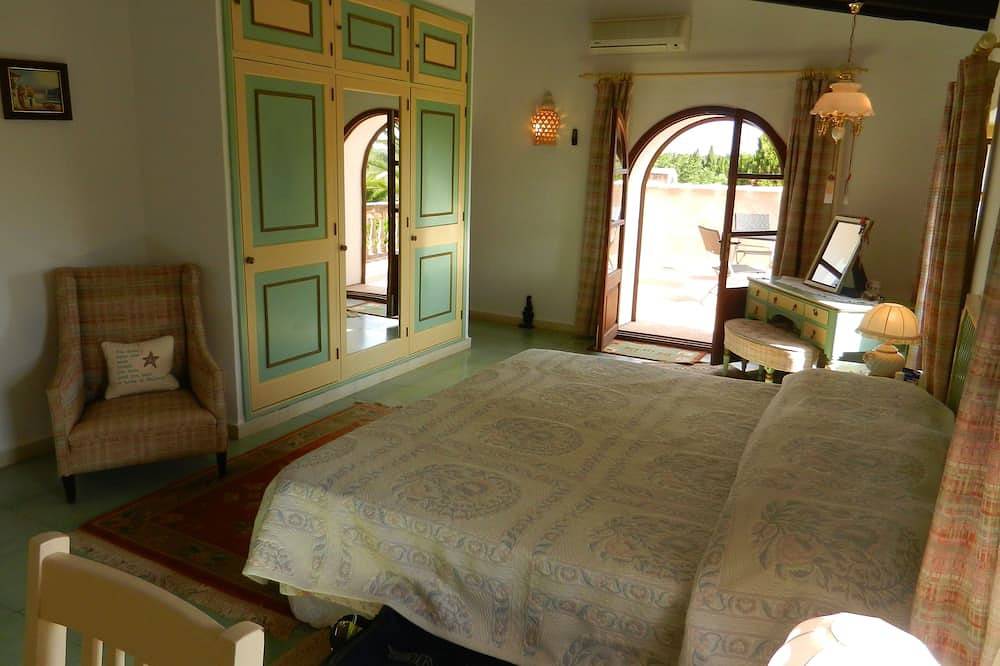 Beautiful Old Farmhouse With English Country Gardens & Pool. 6 bedrooms 6 baths. in Cala d'Or, Santanyí