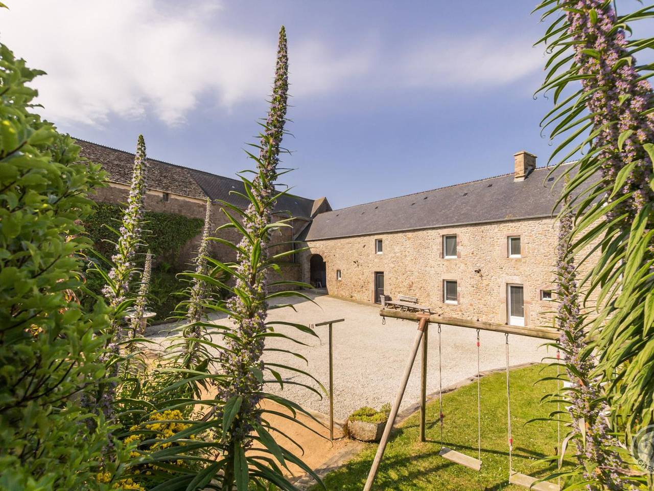 Casa espaciosa en La Hague: 10 pers, 4 hab, jardín privado, cerca del mar in Saint-Germain-des-Vaux, La Hague