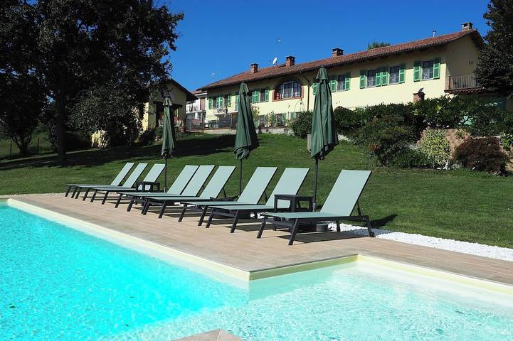 Location de vacances pour 9 personnes, avec piscine et jacuzzi à Tigliole
