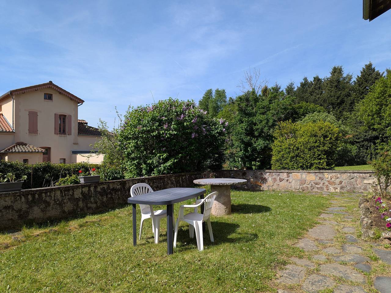 Charming Cottage with Courtyard in Historic Allègre Near Amenities in Allègre, Livradois-Forez Regional Nature Park