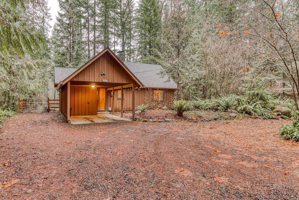 Charming, riverfront cabin with fireplace - dog-friendly in Welches, Mount Hood