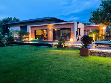 Cottage pour 7 personnes, avec piscine ainsi que jardin et vue à Seilh