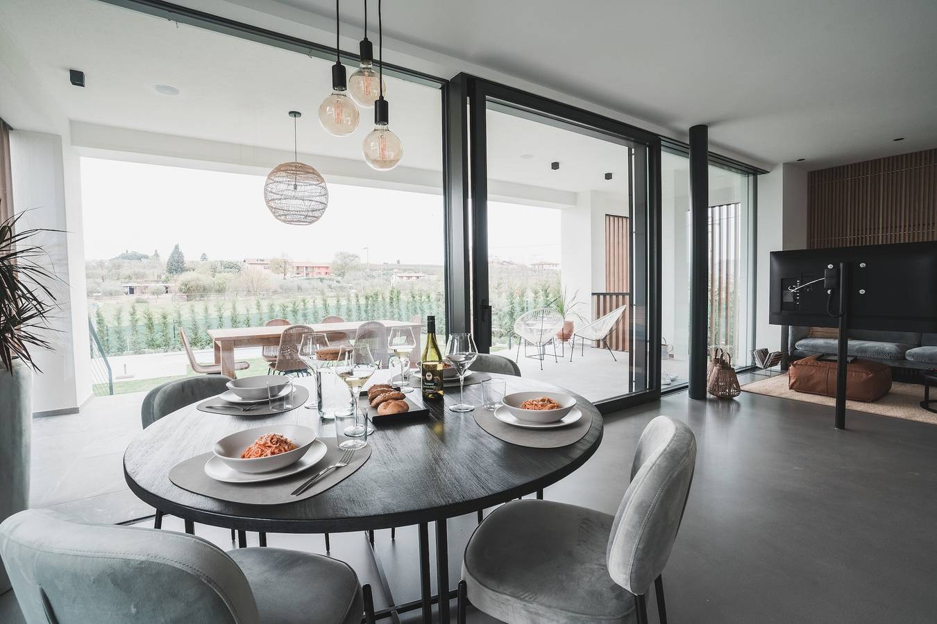Villa moderne "Montelino Boutiquehouse " avec piscine, Wi-Fi, climatisation et terrasse in Bardolino, Montagnes autour du lac de Garde