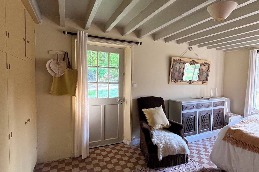 Country house in the heart of a forest offering peace and quiet, 50 minutes from Paris in Fains, Évreux region