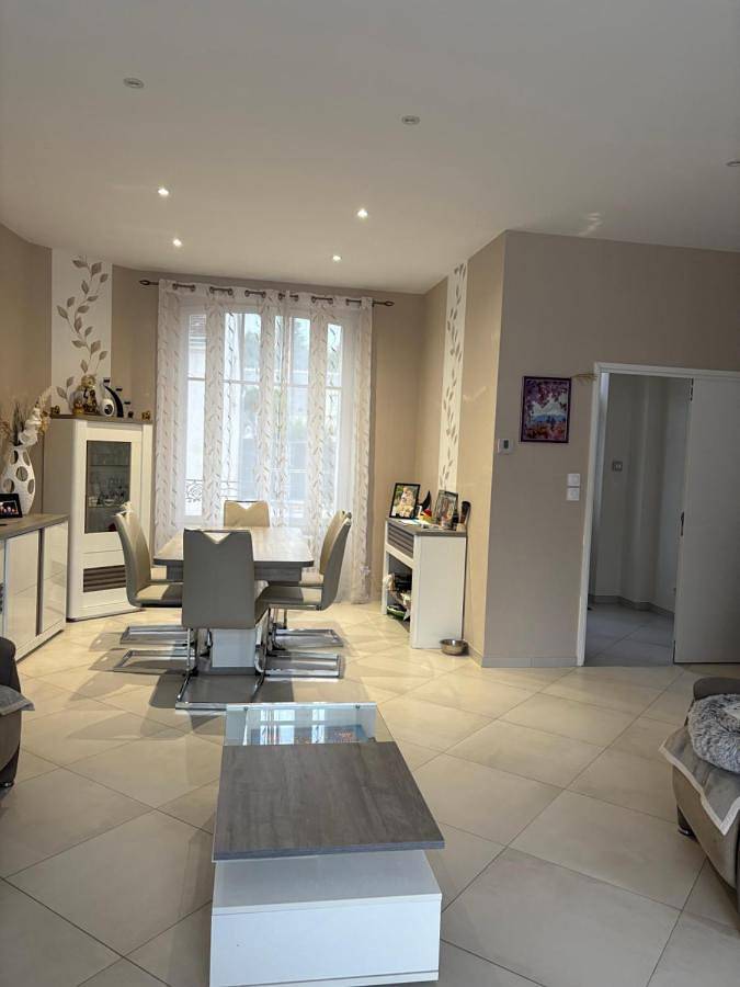 Chambre d’hôte pour 4 personnes, avec terrasse ainsi que piscine et vue, animaux acceptés