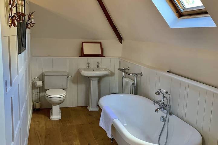 Kentish Oast, Cottage and Barn in stunning private grounds with swimming pool in Hollingbourne, Kent