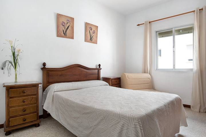 Apartamento entero, Apartamento vacacional 'Casa Juani - Solo Familias' con terraza compartida y Wi-Fi in Conil de la Frontera, Costa de la Luz