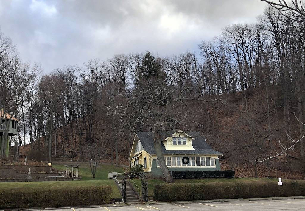 4-bedroom vacation home just 3 minutes drive to Lake Michigan in Macatawa, Michigansee