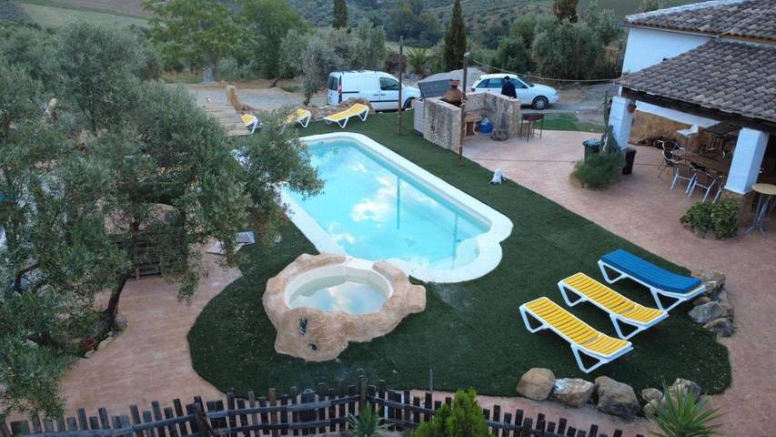 Location de vacances pour 18 personnes, avec jardin et piscine ainsi que vue et balcon à Pruna