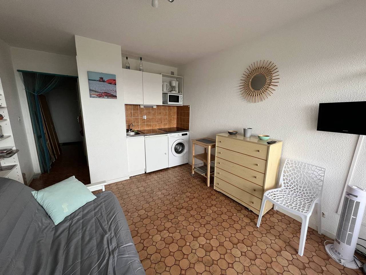 Entire studio, Beachfront Apartment for 4 with Parking & Sea Views - Le Barcarès in Le Barcarès, Côte d'Améthyste