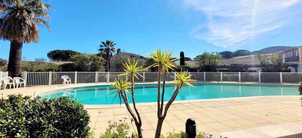 Appartement de vacances pour 4 personnes, avec piscine et jardin, animaux acceptés