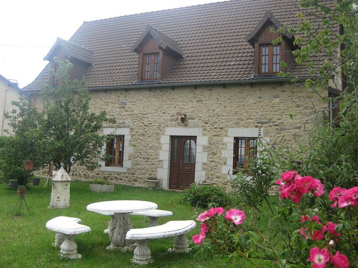 Gîte pour 6 personnes, avec jardin et terrasse, animaux acceptés dans le Puy-de-Dôme - 2