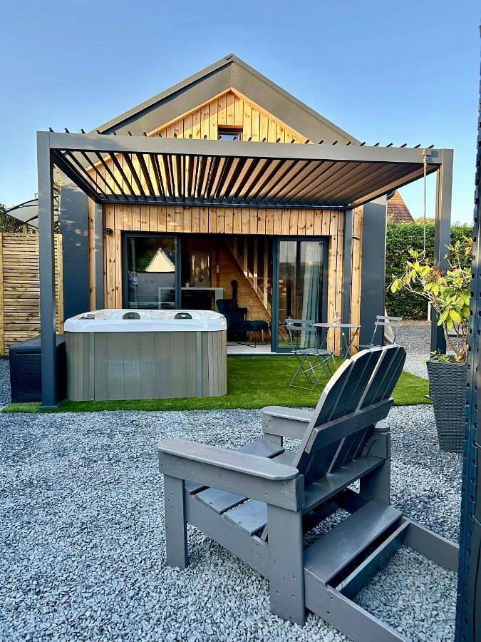 Gîte pour 3 personnes, avec terrasse ainsi que jardin et jacuzzi à Eslettes