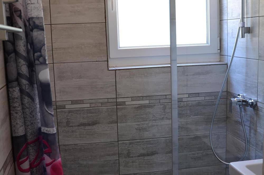 Alquilo casa tranquila con jacuzzi privado en Vallon Pont d Arc Ardeche in Lagorce, Ardèche