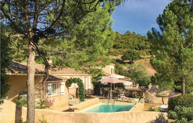 Appartement au bord de la piscine avec vue sur la rivière in Pierrerue, Côte méditerranéenne (France)